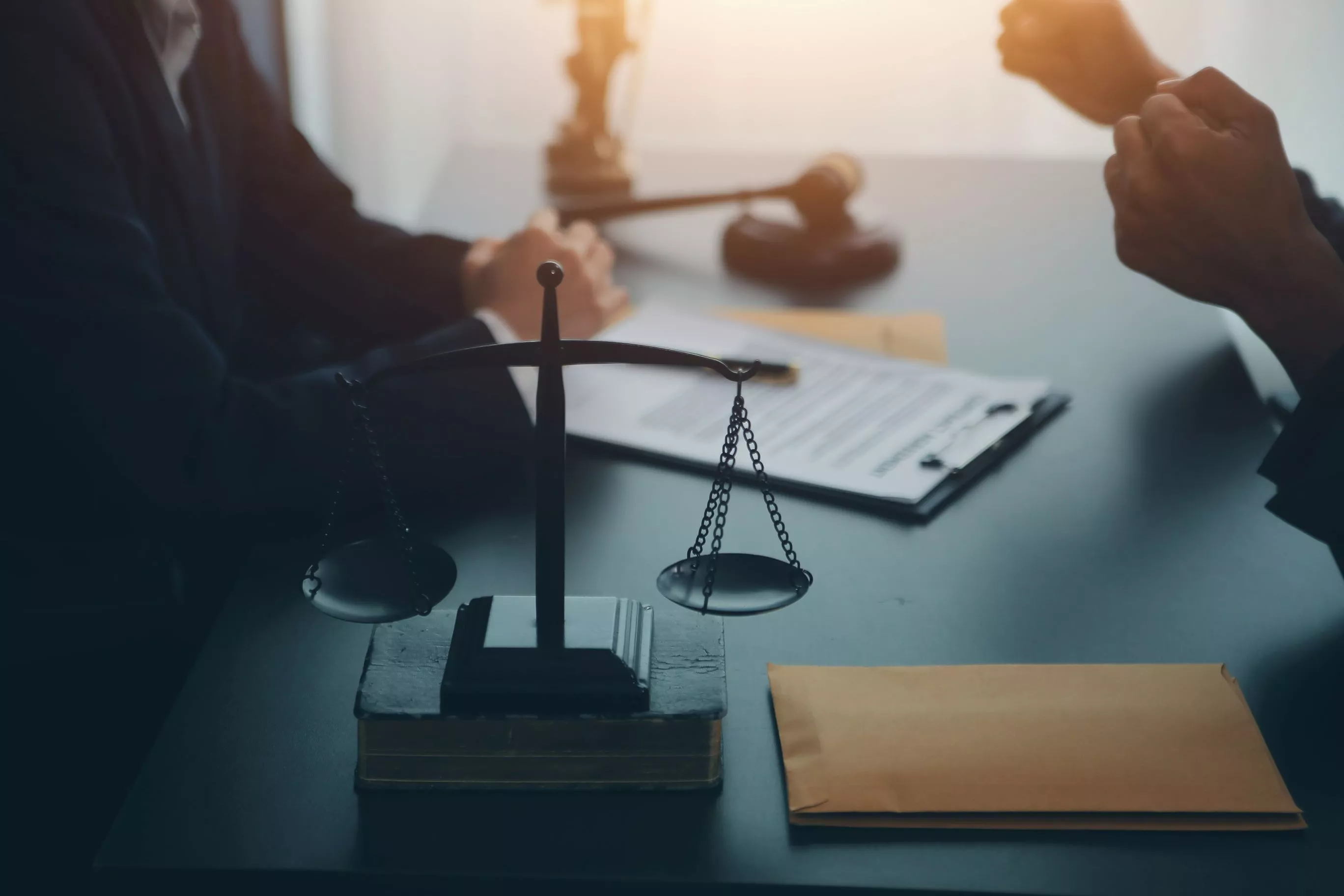 Zwei Personen an einem Schreibtisch