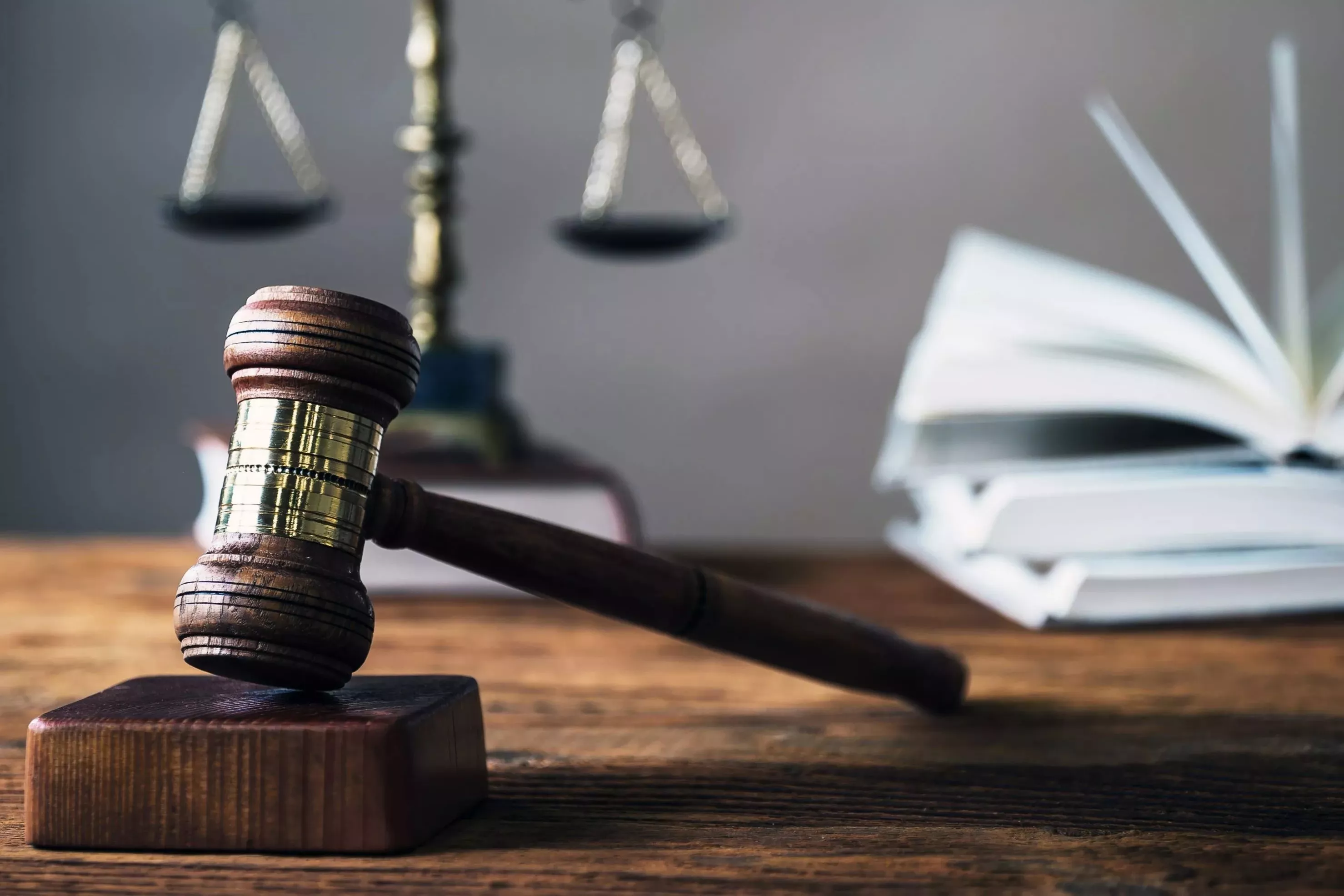 Richterhammer und Waage auf einem Schreibtisch