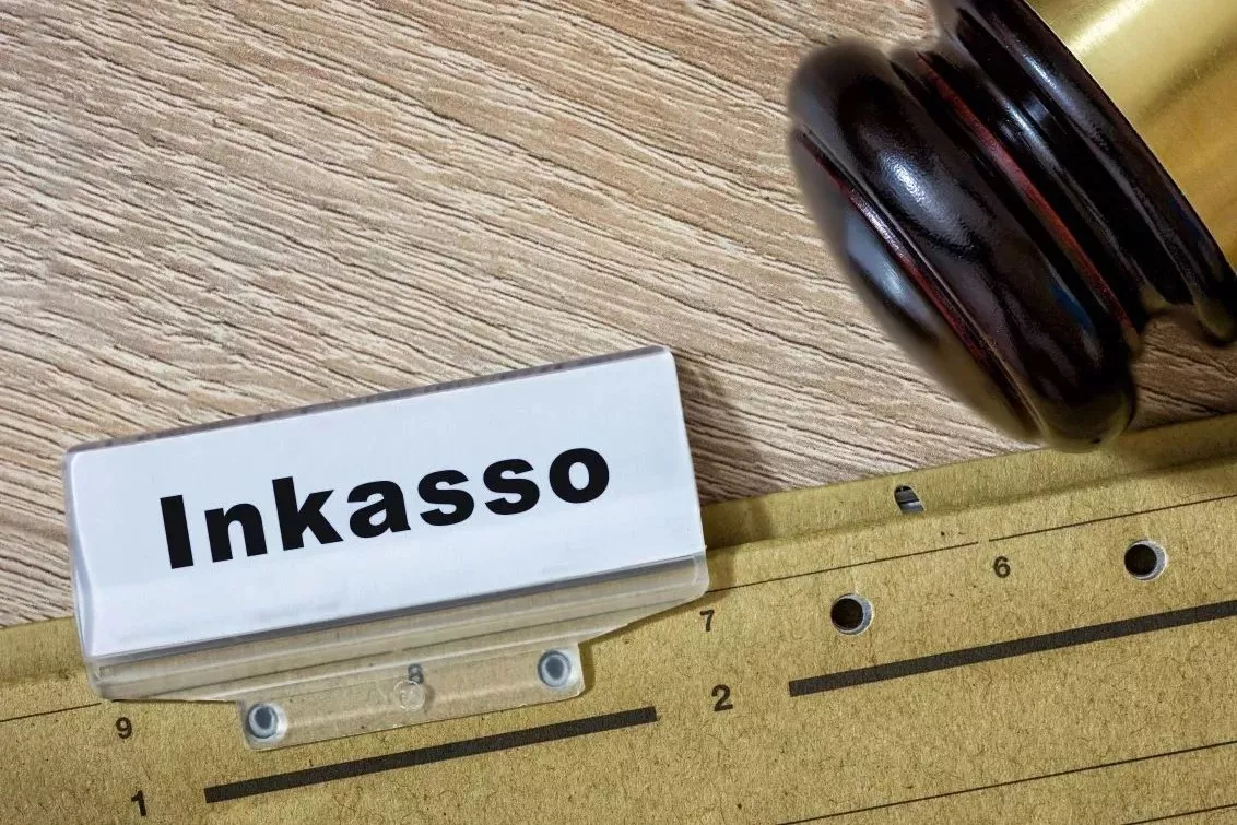 Ordner mit der Beschriftung "Inkasso"