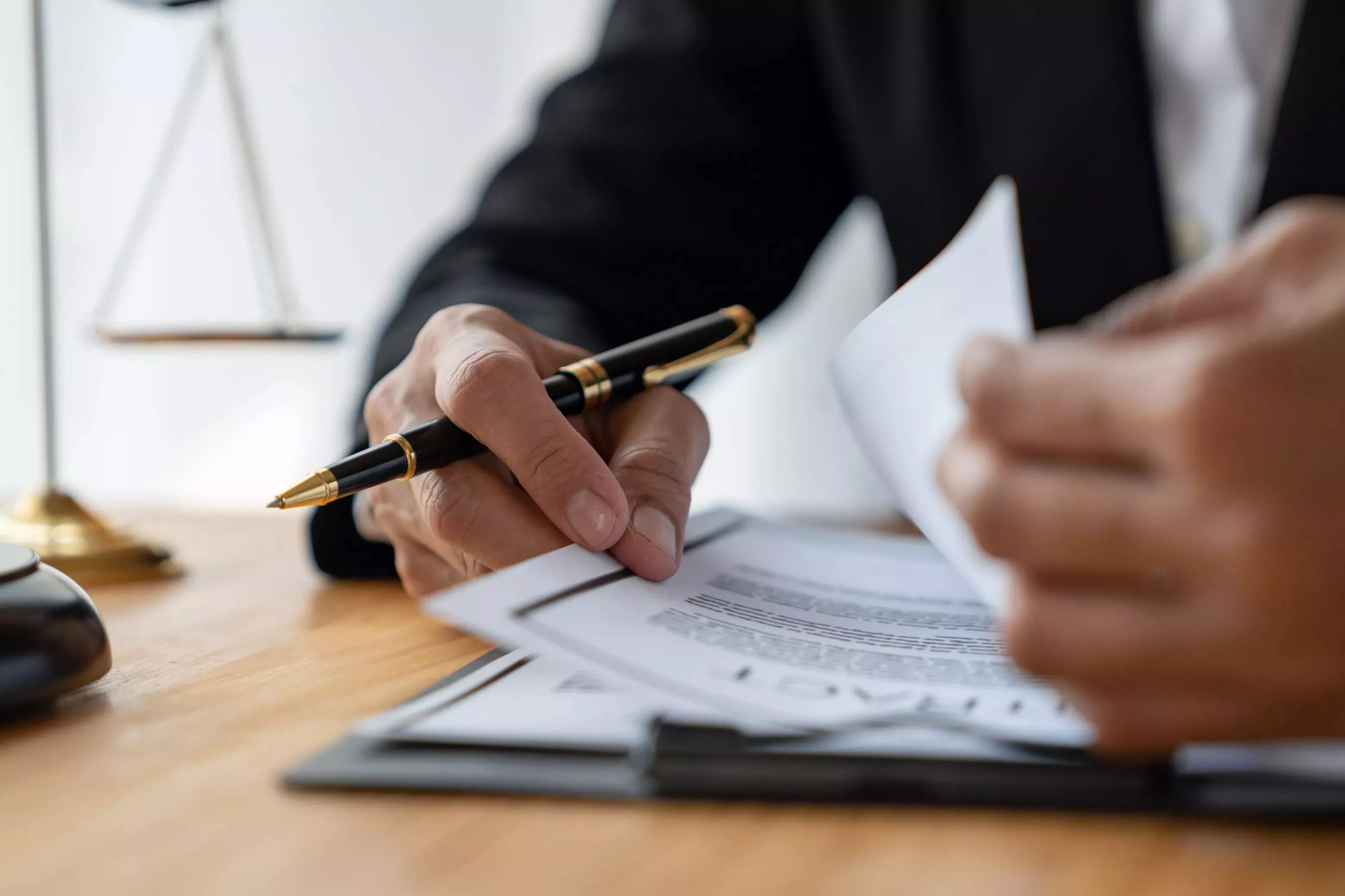 Anwalt beim ansehen eines Vertrages